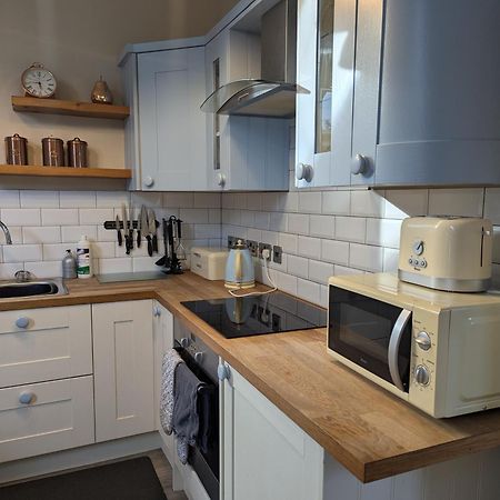The Coach House Apartment At Cefn Tilla Court, Аск Экстерьер фото
