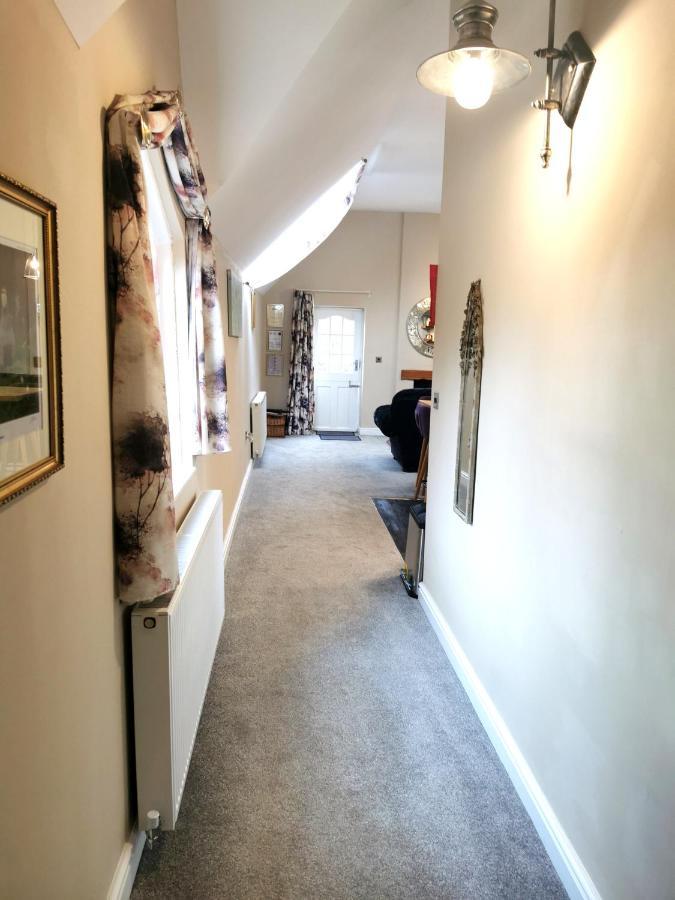 The Coach House Apartment At Cefn Tilla Court, Аск Экстерьер фото