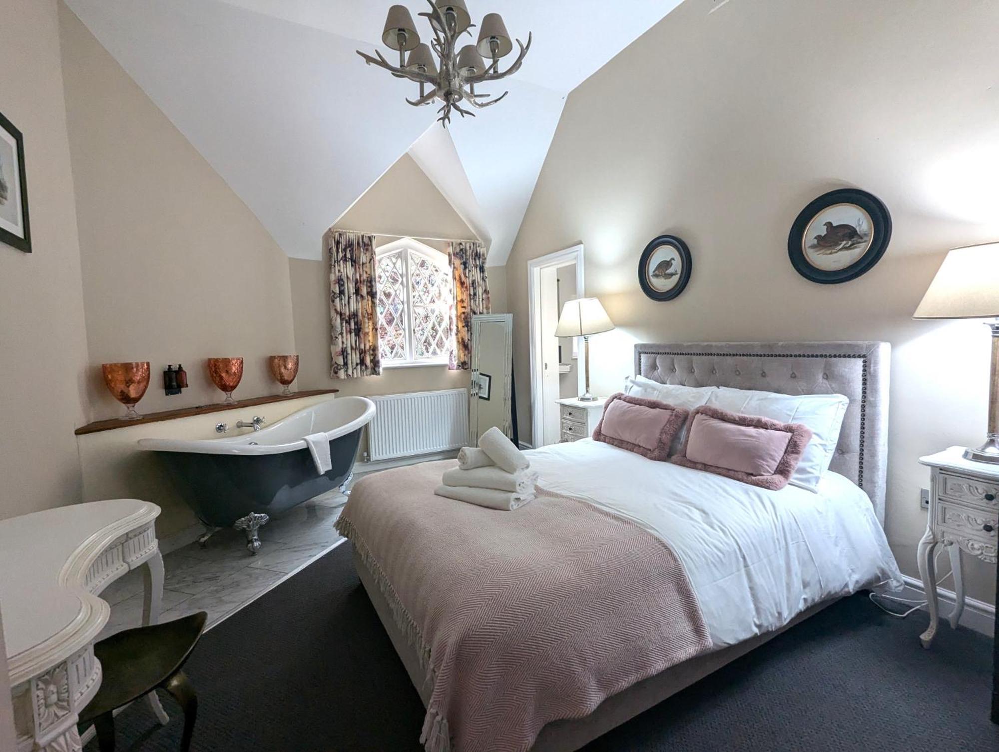 The Coach House Apartment At Cefn Tilla Court, Аск Экстерьер фото