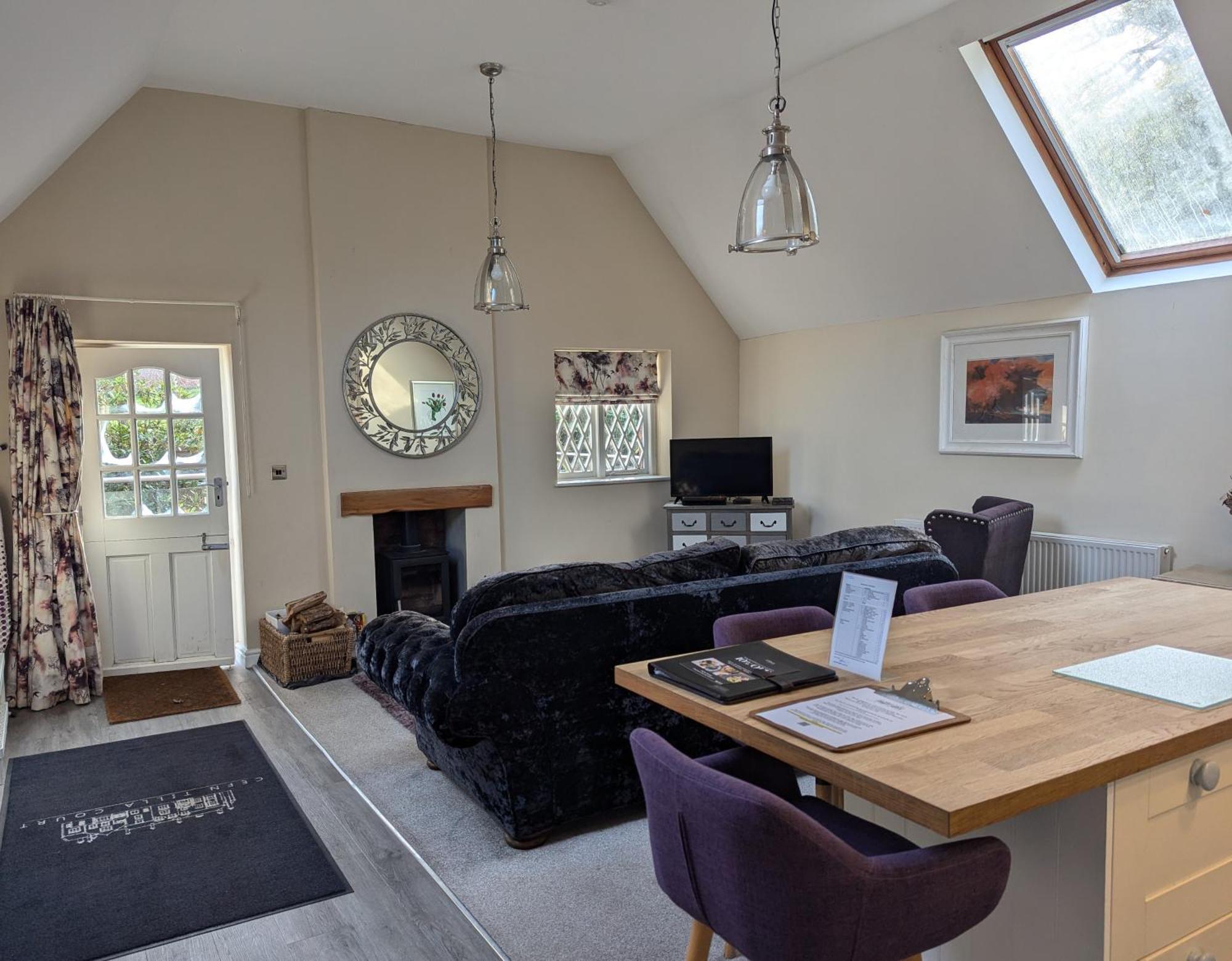 The Coach House Apartment At Cefn Tilla Court, Аск Экстерьер фото
